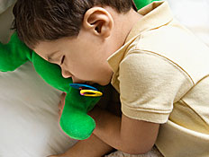 ילד ישן עם מוצץ ובובות (צילום: Creatas Images, Istock)